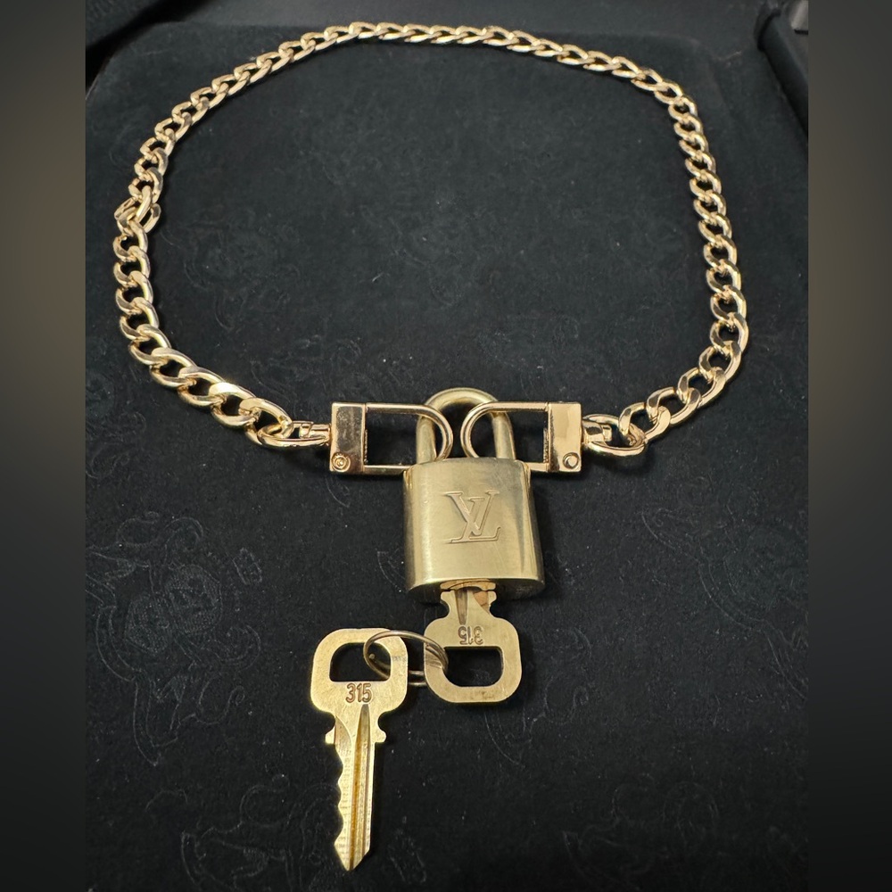 #315 Authentic Louis Vuitton Lock & Keys w/unbranded Chain